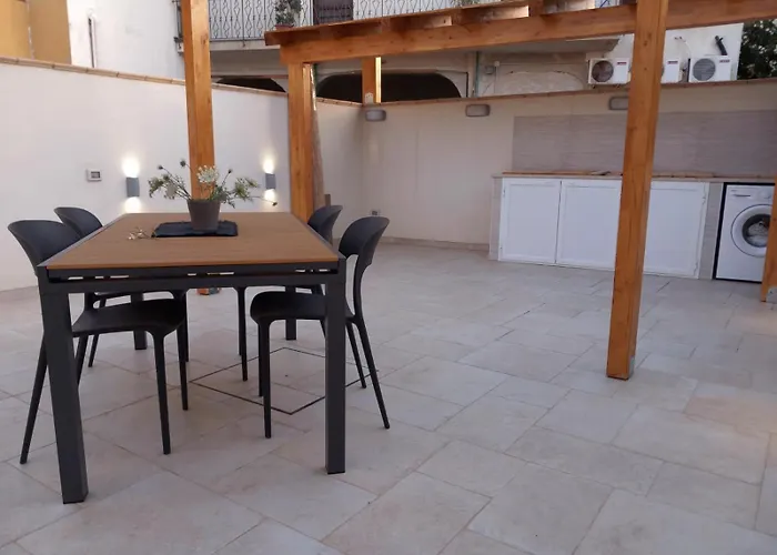 Charming & Bright Home Near The Beach