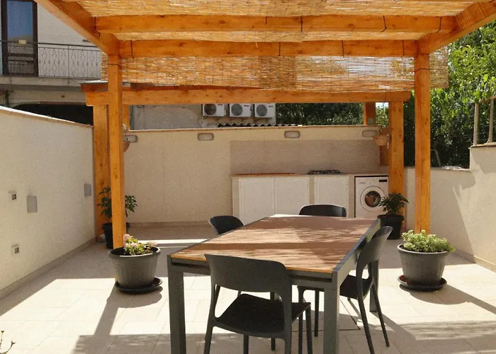 Charming & Bright Home Near The Beach