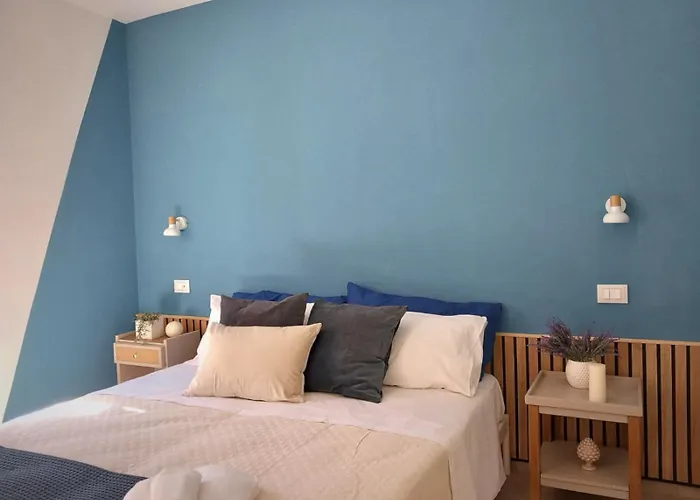 Charming & Bright Home Near The Beach